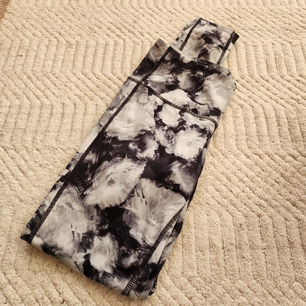 Athleta Chaturanga XS black white tie dye floral yoga leggings - Picture 6 of 9